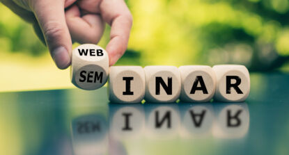 Webinar/Seminar Auf dem Bild sieht man vier Würfel auf einem Tisch, die die Wörter Webinar und Seminar darstellen.